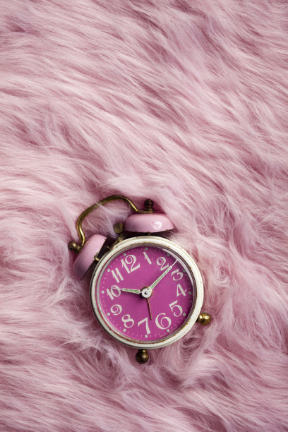 皮草上的粉色复古闹钟图片下载