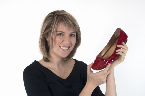 可爱的金发与红宝石拖鞋图片下载