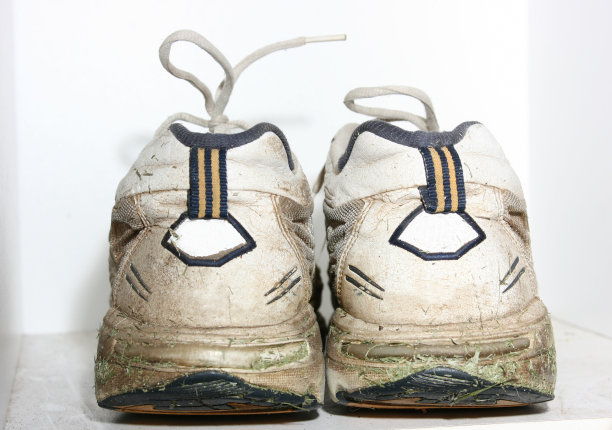 脏的鞋子图片下载