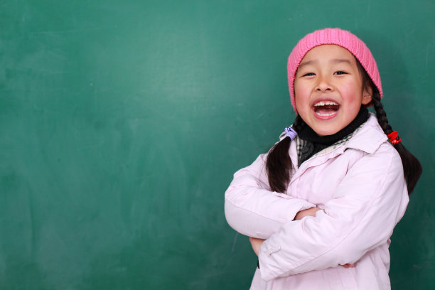 快乐的小女孩回学校了图片下载