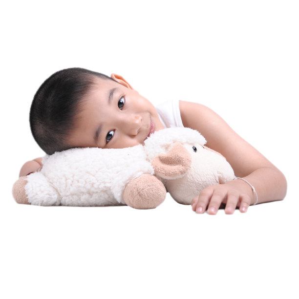 可爱的小男孩在床上休息的特写图片下载