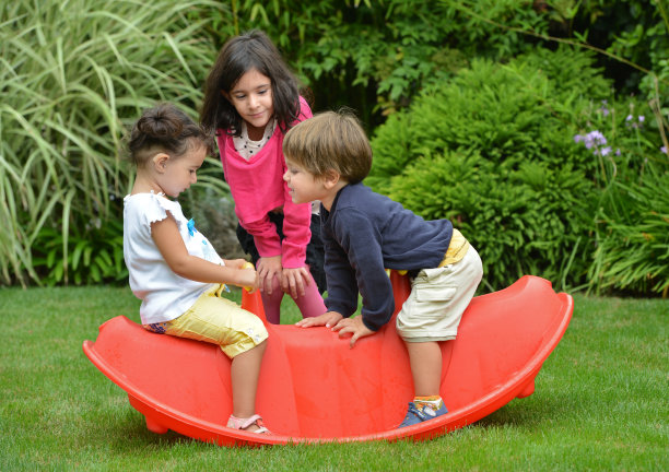 带着助听器的儿童。图片下载