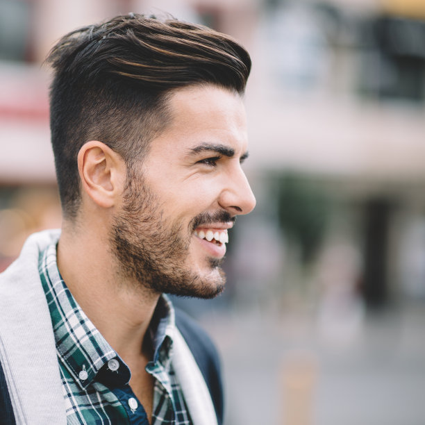 微笑的男人图片下载