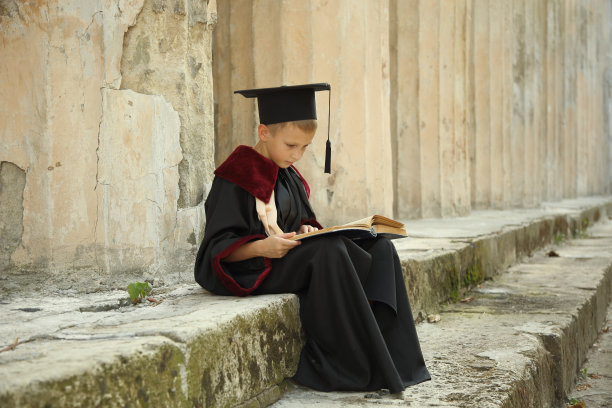 正在读书的男孩图片下载