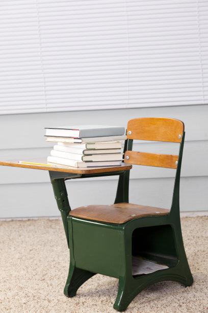 教室里空荡荡的小学课桌。书。图片下载