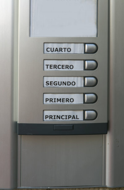 西班牙巴塞罗那公寓的门铃图片下载