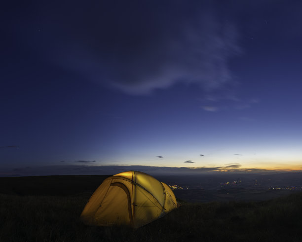 星星照耀着山上俯瞰山谷的黄色帐篷图片下载