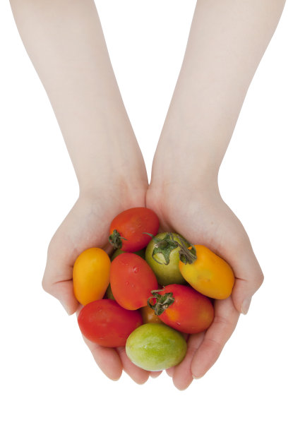 手握西红柿与剪切路径图片下载