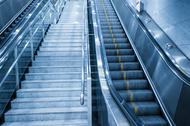 在地铁站上楼梯图片下载