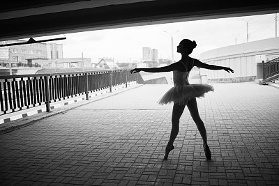 都市场景中的芭蕾舞女演员图片下载