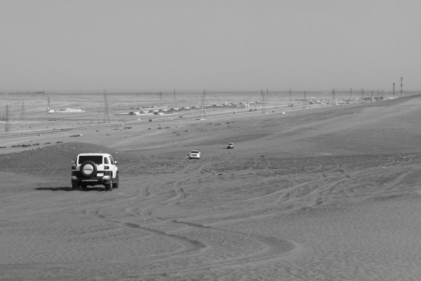 在沙特阿拉伯的沙漠中行驶图片下载