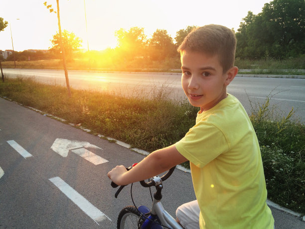 骑自行车图片下载