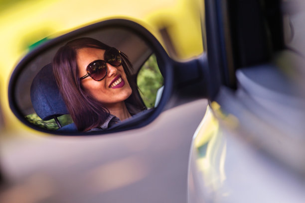 年轻女人开车图片下载