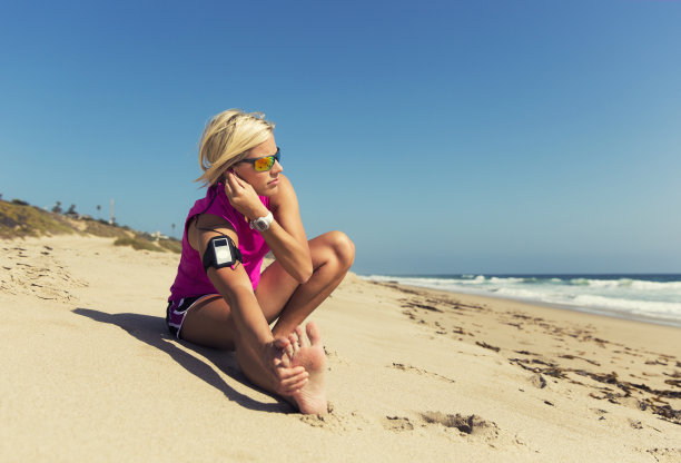 海滩上运行图片下载