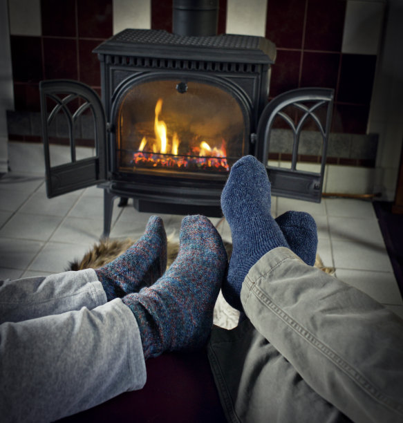 在壁炉前暖脚。图片下载