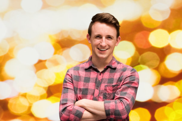 微笑随意的男人看着相机图片下载