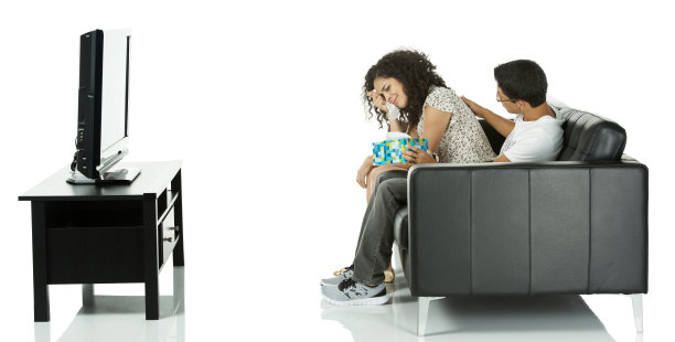 年轻女子一边看电影一边哭泣图片下载