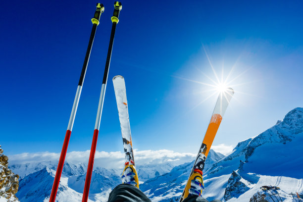 滑雪者在滑雪场顶上休息图片下载