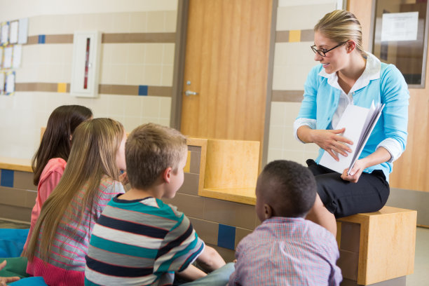 教师在故事时间给学生展示书本上的图片图片下载