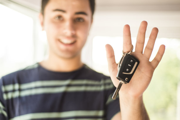 拿着车钥匙的男人图片下载