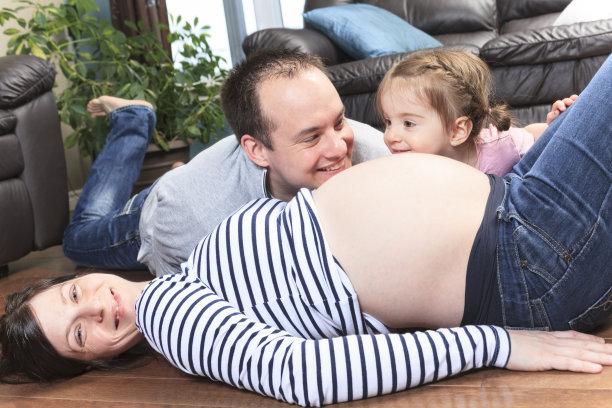 客厅-有趣的怀孕男人小女孩图片下载
