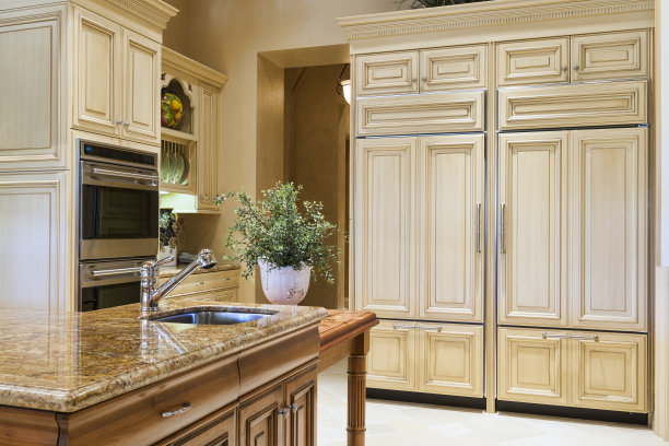 有两个冰箱的住宅定制厨房图片下载