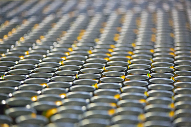 生产线上的空饮料罐图片下载