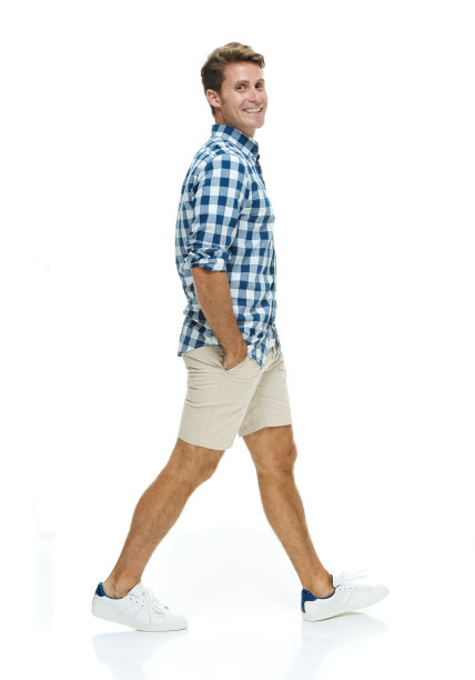 微笑随意的男人看着相机图片下载