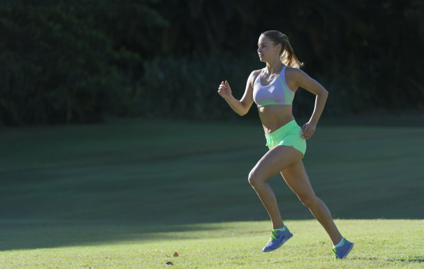 年轻女人跑图片下载