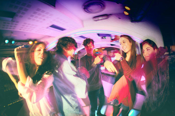 在俱乐部跳舞图片下载