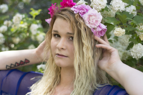 沉思的少年，玫瑰头带，横向，手在头发。图片下载