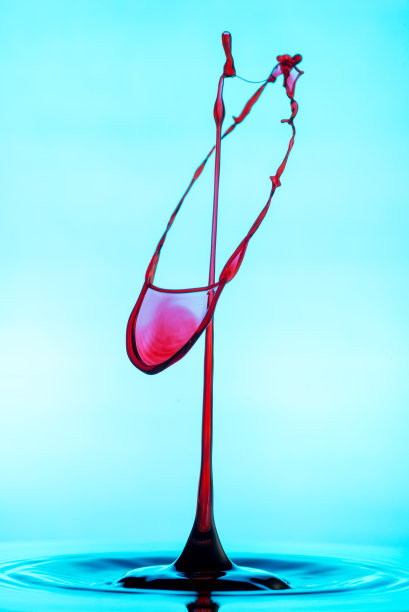 水滴碰撞图片下载