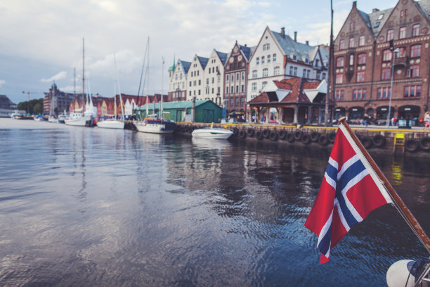挪威国旗和卑尔根的布里根老城图片下载
