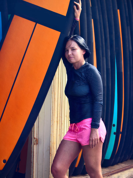 冲浪的女孩图片下载