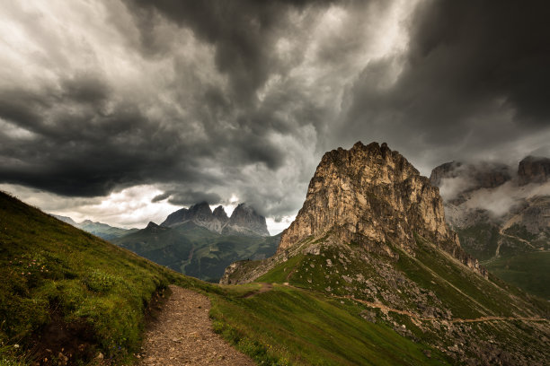 白云石山脉雷云之间图片下载