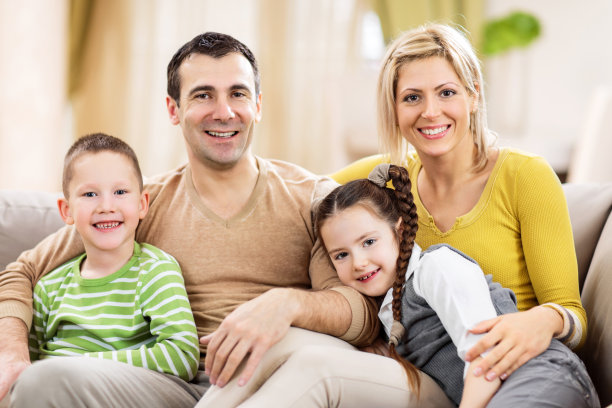幸福的父母和他们的孩子。图片下载