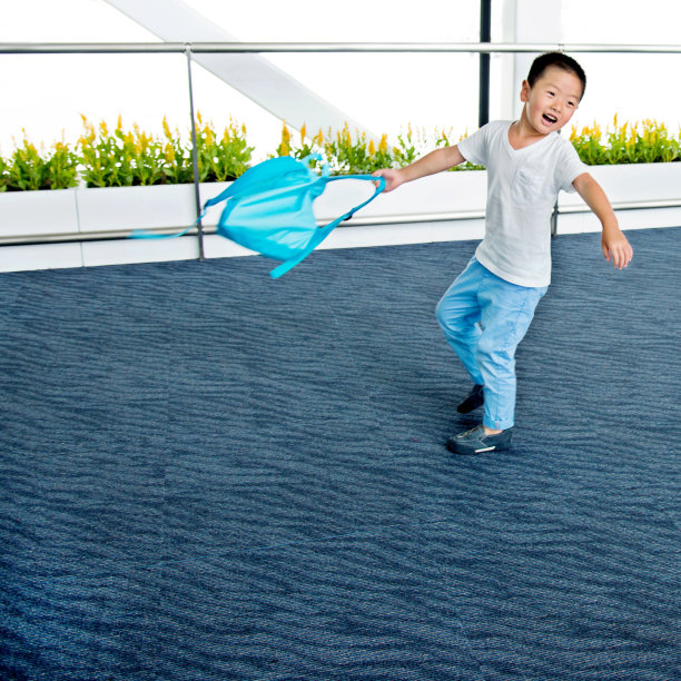 快乐的男孩背着他的背包图片下载