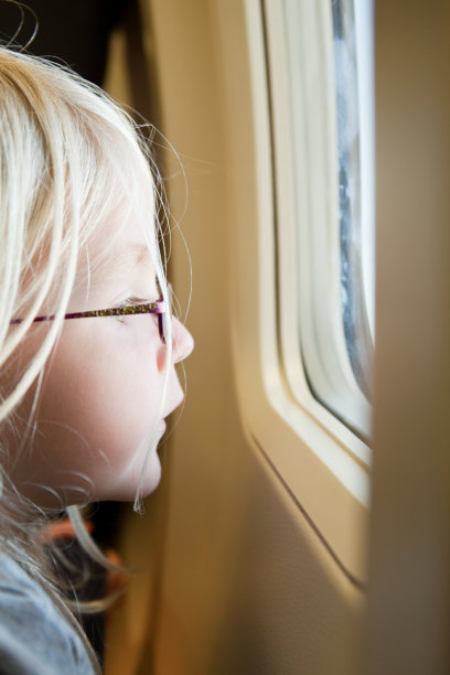 小女孩向窗外看图片下载