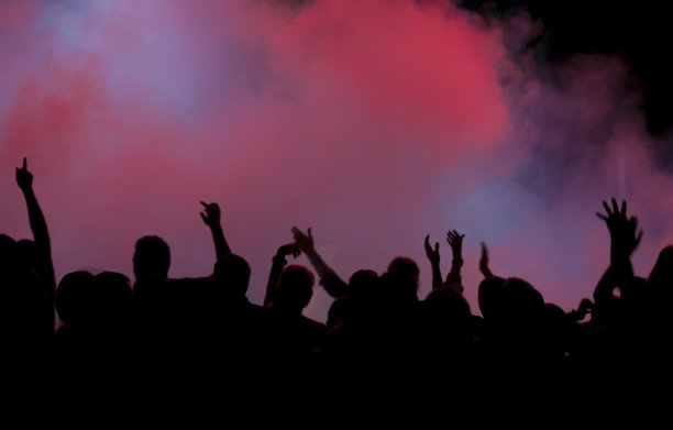 在夜总会跳舞的人们图片下载