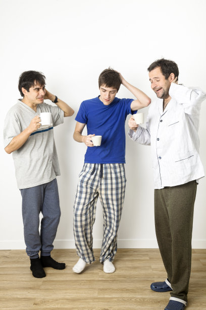 三个朋友在早上图片下载