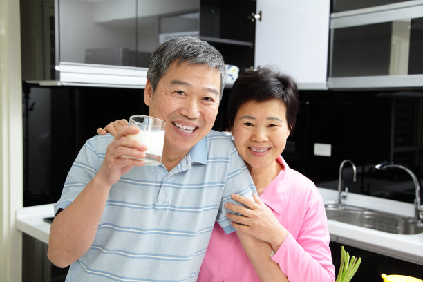 快乐的老夫妇喝牛奶图片下载