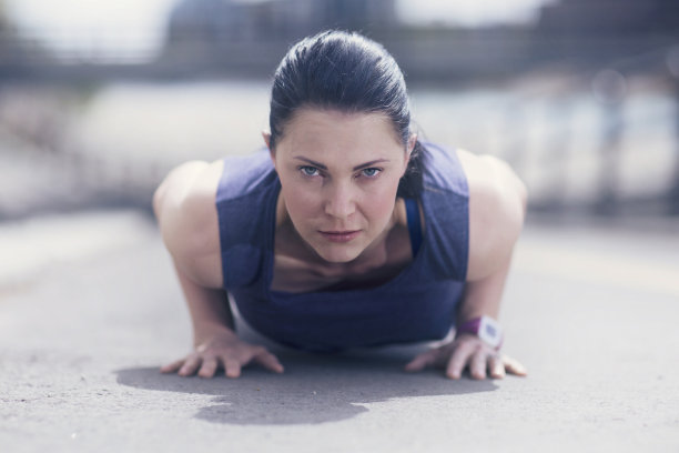 女性做俯卧撑图片下载