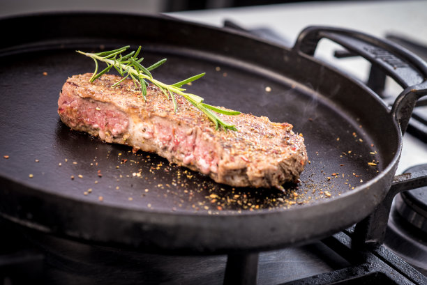 烤牛排配香草，特写图片下载