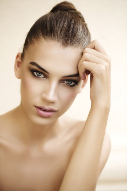 户外拍摄的年轻美丽的女人。专业化妆图片下载