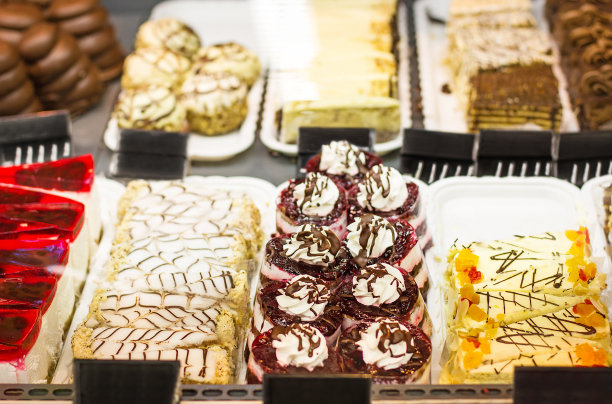 商店橱窗里各种各样的蛋糕图片下载