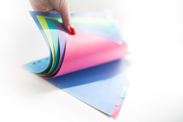 女人打开时尚文件夹图片下载