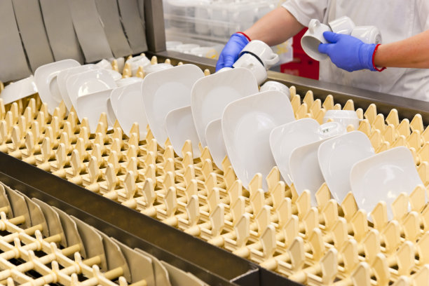 航空餐饮公司传送带上的菜肴图片下载