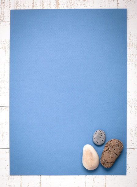 带卵石的空白纸图片下载