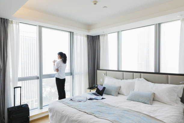 亚洲女商人站在房间里图片下载