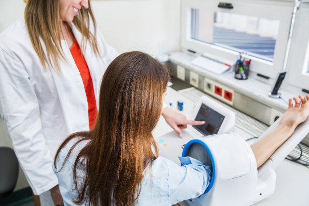 年轻女子测量血压，女医生检查图片下载